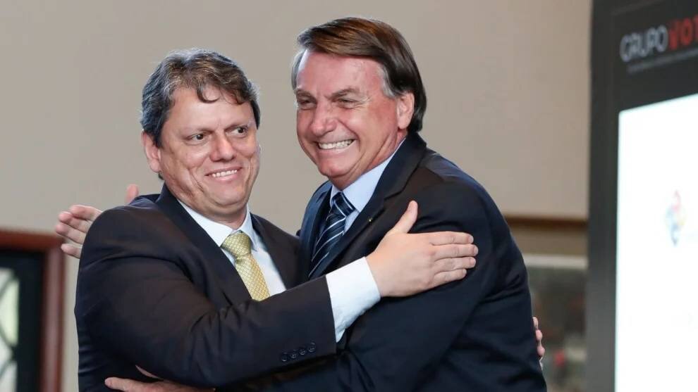 Jair Bolsonaro e Tarcísio de Freitas, cujas campanhas de 2022 receberam doações de Fabiano Zettel.