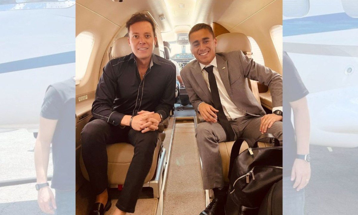André Valadão e Nikolas Ferreira a bordo do avião de Daniel Vorcaro em 2022.