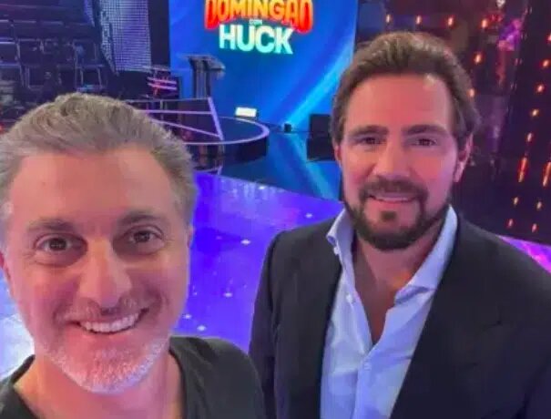 Luciano Huck e Daniel Vorcaro em registro no cenário do Domingão.
